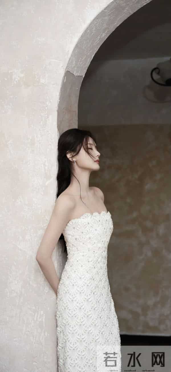 李一桐｜珍珠白裙封神！编发造型+萌系互动杀疯热搜