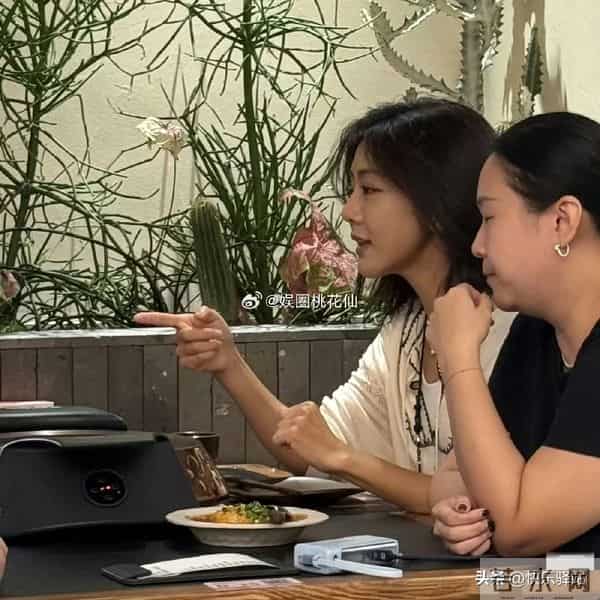 邓家佳在重庆吃烤鱼被偶遇，小姨妈气质绝了 脸小精致 美得恰到好处