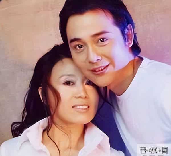 47岁嫁给32岁小演员，被骂“老牛吃嫩草”，时间却给了完美的答卷