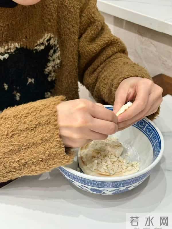 西安吃泡馍被指“假吃”，李宇春回应→