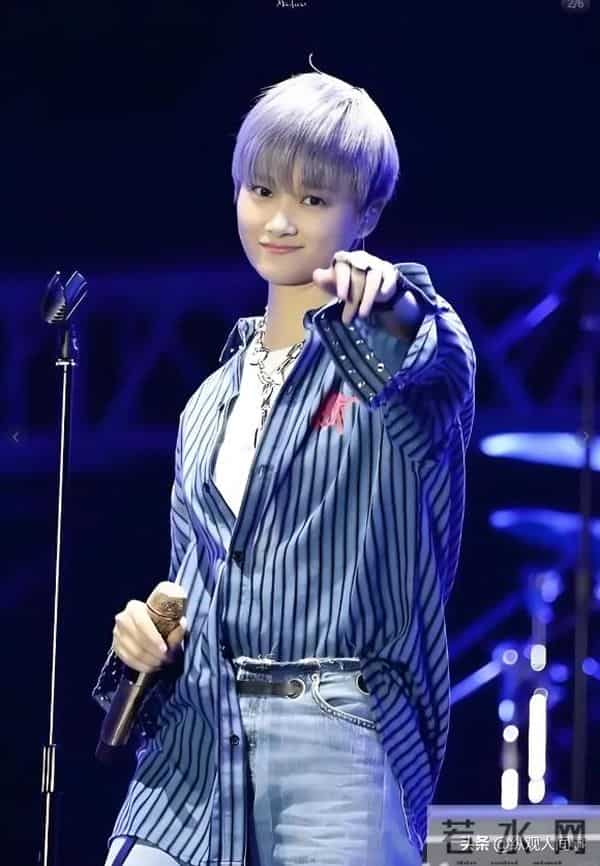 机场偶遇李宇春,穿土黄色棉袄平底鞋,被路人冲撞后眼神凌厉