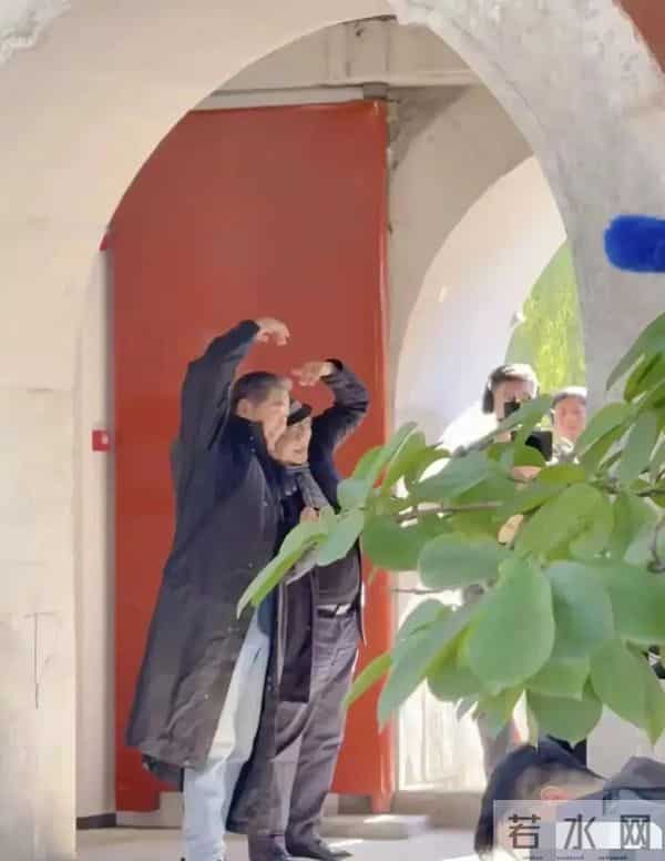 70岁张国立和76岁王刚在北京被偶遇，俩人老了好多，同框好温馨啊