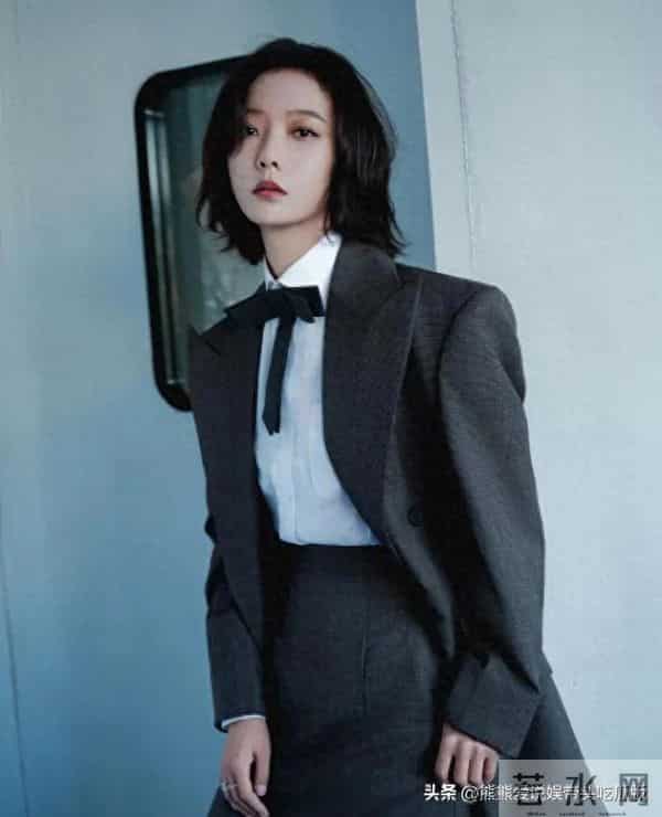 王珞丹新烫了微卷短发大变样!灰色西装+衬衫+拖地半裙,简约高级