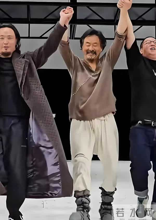 71岁濮存昕近照曝光，胡子花白断崖衰老 头顶秃但眼神坚定 气质没变