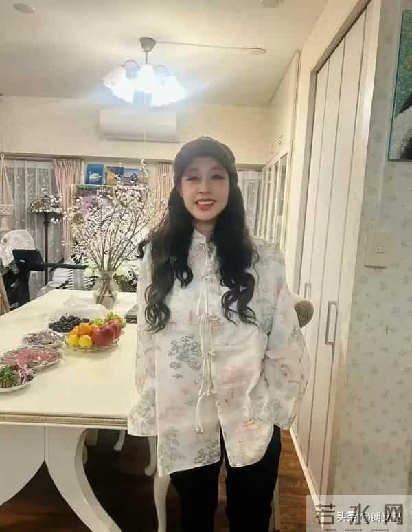 刘晓庆这是吃了防腐剂了吗？新中式大波浪状态真好