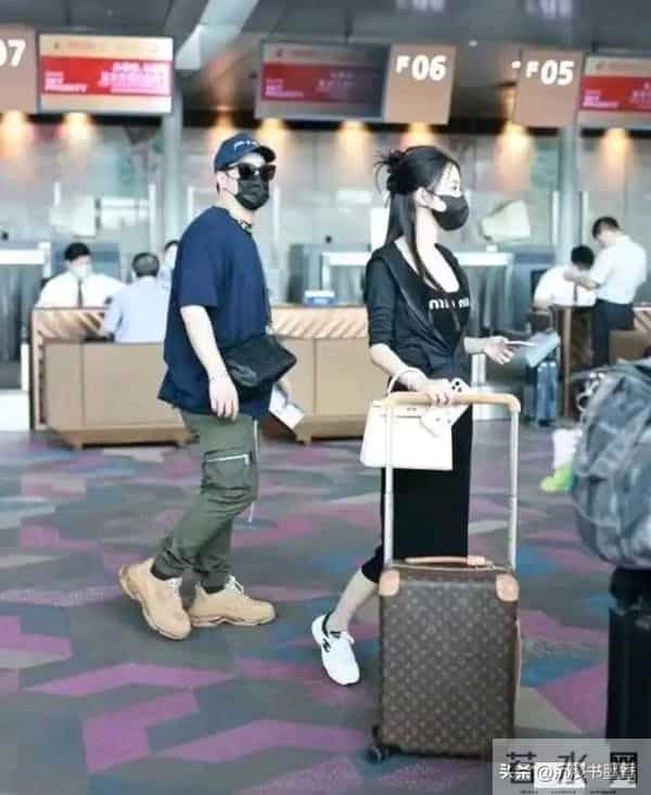 潘玮柏机场大秀老婆好身材!前凸后翘腿子长!颜值更是在线