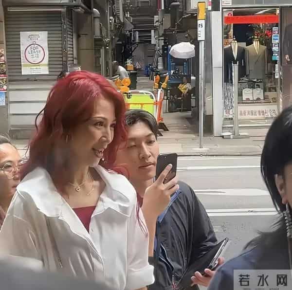 香港街头偶遇52岁蔡少芬，本人很瘦不年轻，染一头红发老气横秋