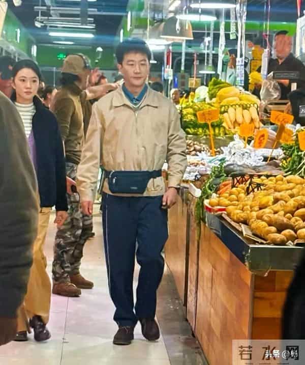 40岁黄轩现身北京菜市场买菜，腰间系着腰包，打扮朴素叔味好重！