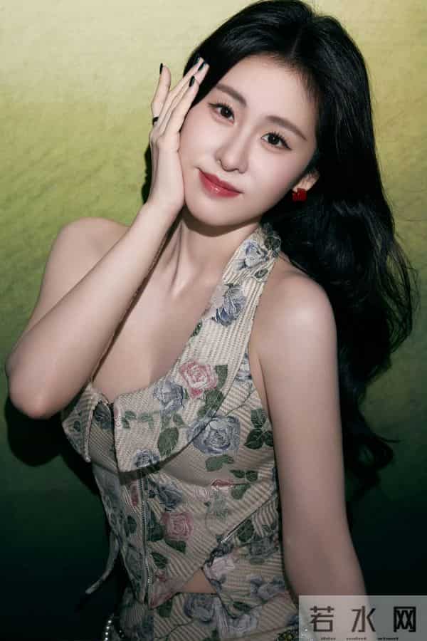 张碧晨优雅迷人好身材