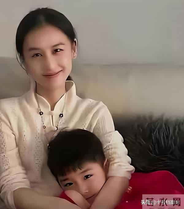 不装了！杨子黄圣依离婚后，男方妈妈另一面曝光，走上了向太老路