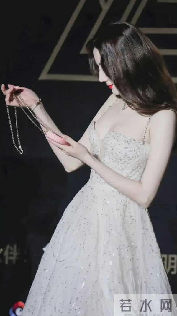 迪丽热巴白色性感深v领礼服裙,美的惊艳动人