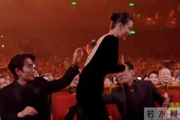 万万没想到，朱一龙仅凭下意识一个举动，成功实现口碑暴增