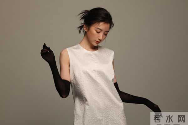 毛晓彤戴黑丝手套，又纯又欲，太丝滑了