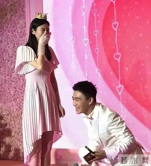 奚梦瑶晒女儿，女儿背香奈儿像洋娃娃，奚梦瑶才是绝处逢生的强者