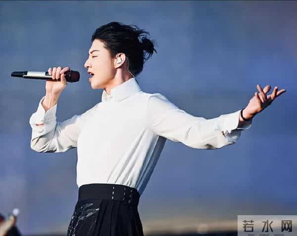 35岁霍尊正式复出！音乐节连唱9首歌，前女友陈露被抓快4年