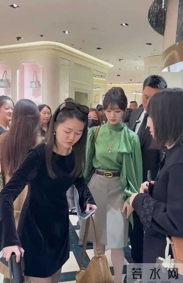 田曦薇现身上海恒隆,怼脸拍也好美,可盐可甜,捂嘴笑都那么漂亮