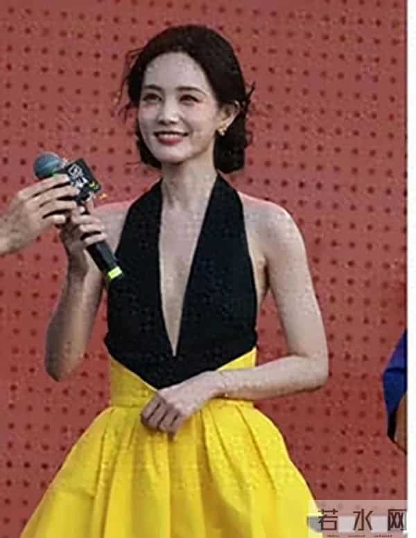 有一种“尴尬”叫李一桐玩性感,身材平平无奇,却偏要露点什么。