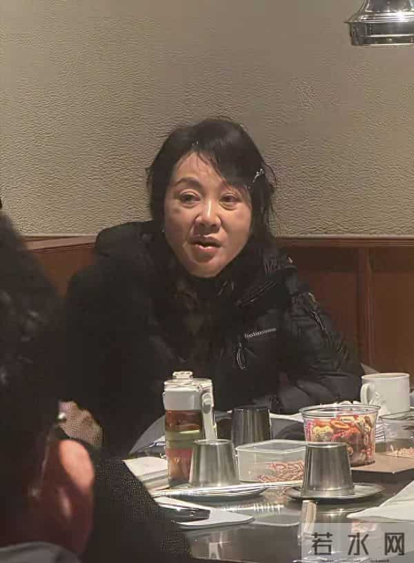 闫妮素颜曝光显老态,网友抓拍明星,高清镜头下,原来她们长这样