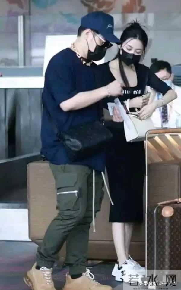 潘玮柏机场大秀老婆好身材!前凸后翘腿子长!颜值更是在线