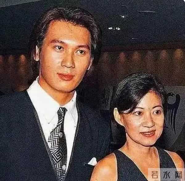 遗孀泪洒甄志强追思会,众星送花牌悼念,生前更多内情被曝惹唏嘘