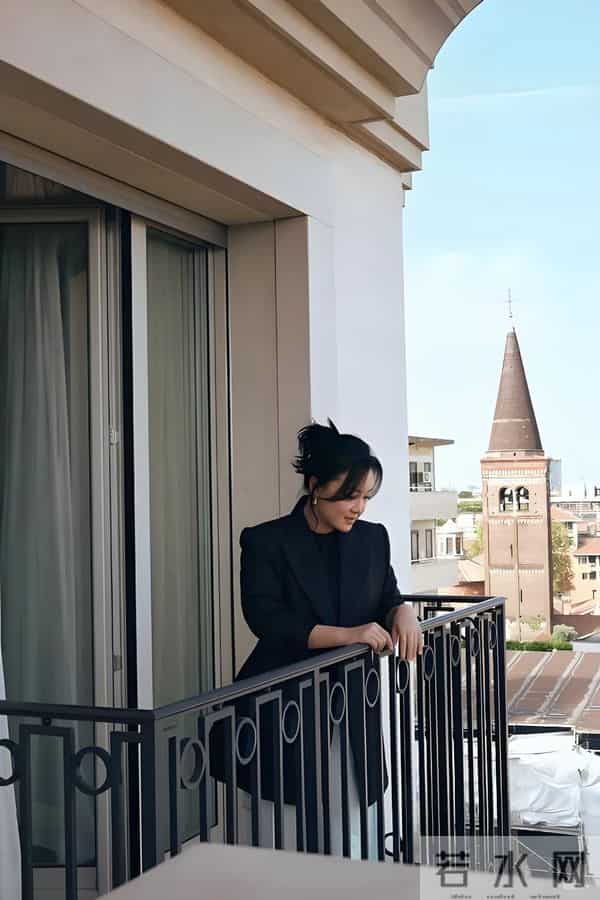 贾玲米兰时装周美图曝光。说实话，我还是不太适应她瘦了