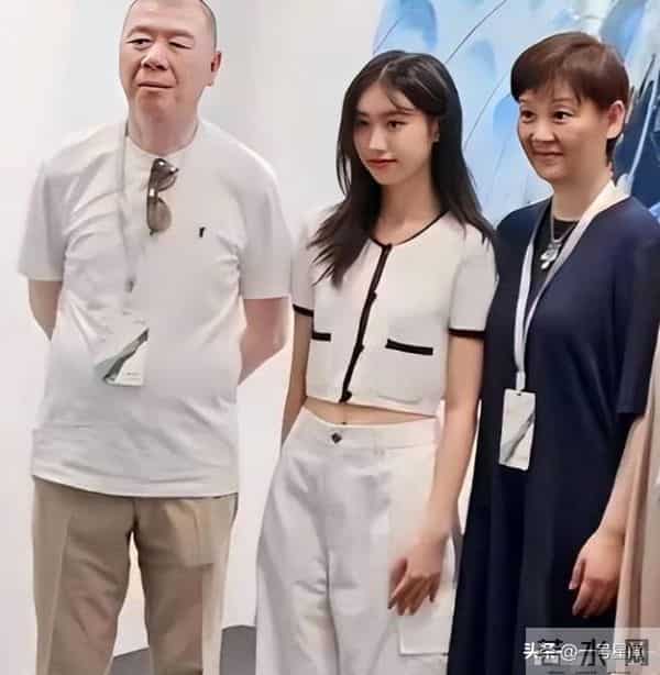 演都不演了?丁克大半辈子养女和冯小刚长太像,徐帆态度说明一切