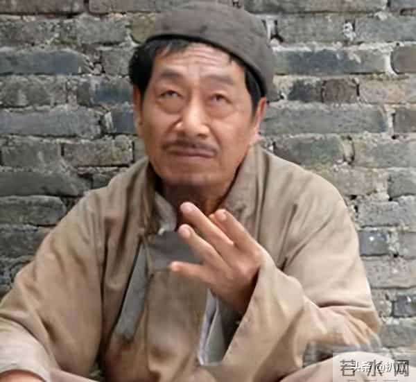 “老夫少妻”的残酷暴露无遗，王奎荣尽显老态，妻子依旧容颜娇美