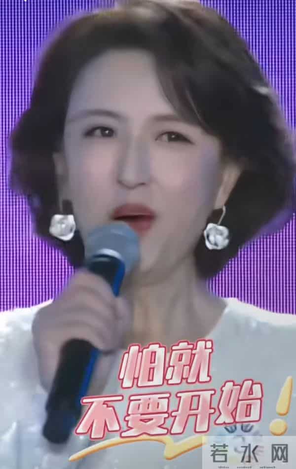 张蕾谈人生感悟，亮裙短发气质优雅美得好高级