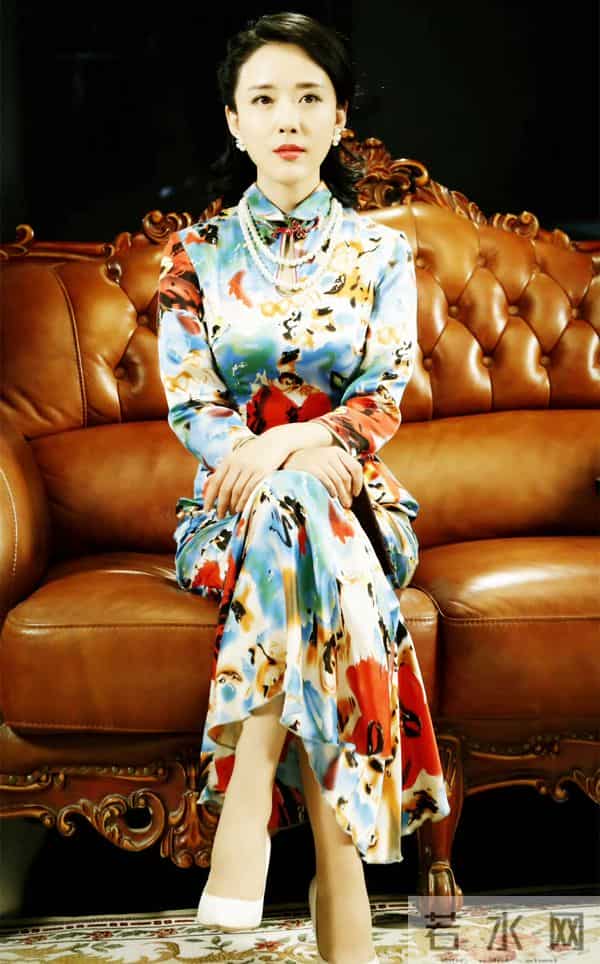 颜丹晨成电影红毯女王,红色泡泡裙惊艳全场,宋佳封后印小天蹭流