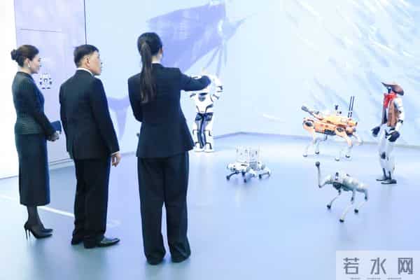 泰国王后在北京参观机器人好惊艳！收腰小套装配蝴蝶结胸针，真美