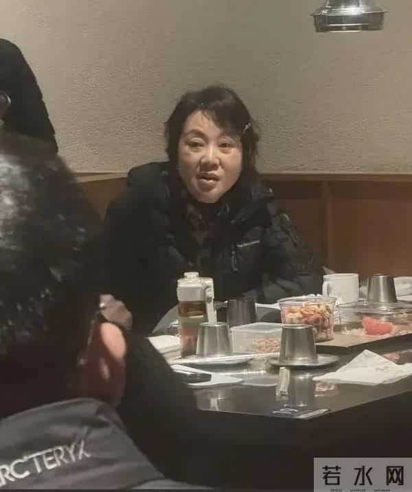 54岁闫妮沈阳吃火锅被偶遇,素颜很接地气,不化妆多了份亲切感!
