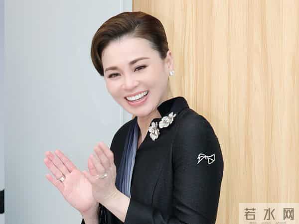 苏提达的审美高级,一袭黑色礼服又瘦又美,中泰混血颜值就是高