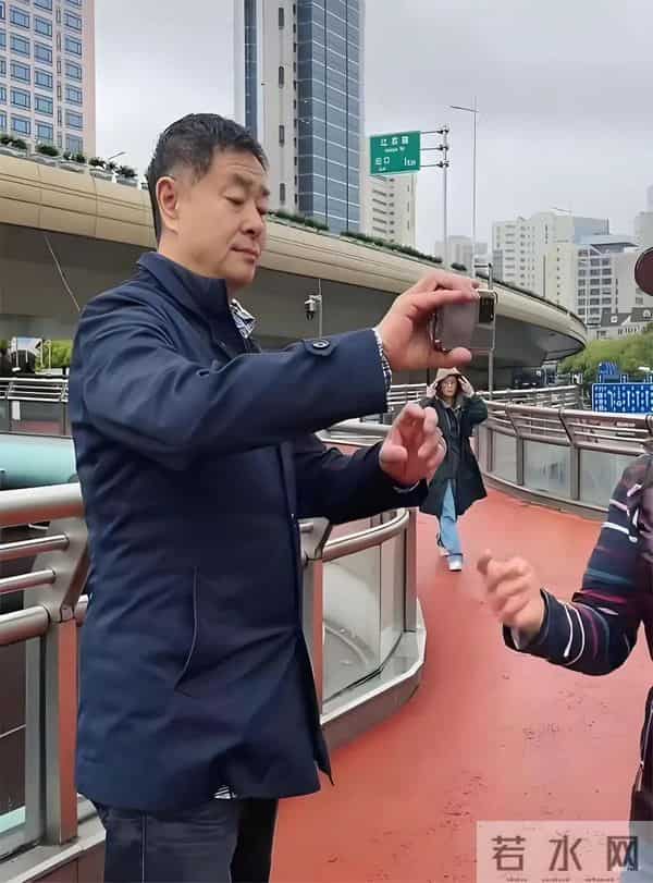 71岁濮存昕近照曝光，胡子花白断崖衰老 头顶秃但眼神坚定 气质没变