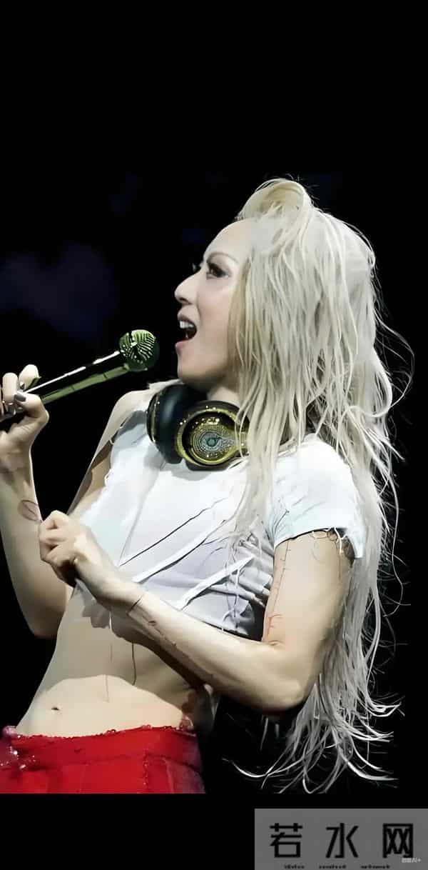 53岁郑秀文现身澳门，穿紧身背心身材火辣，生图近照像二十出头