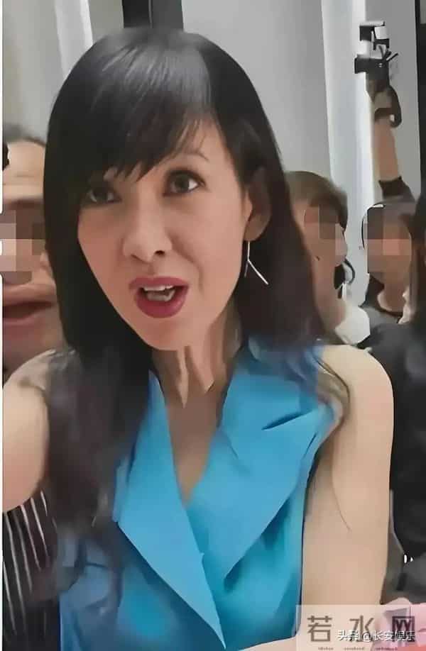 周慧敏老到认不出!皱纹明显还满口黄牙,明明57岁却看着像70岁