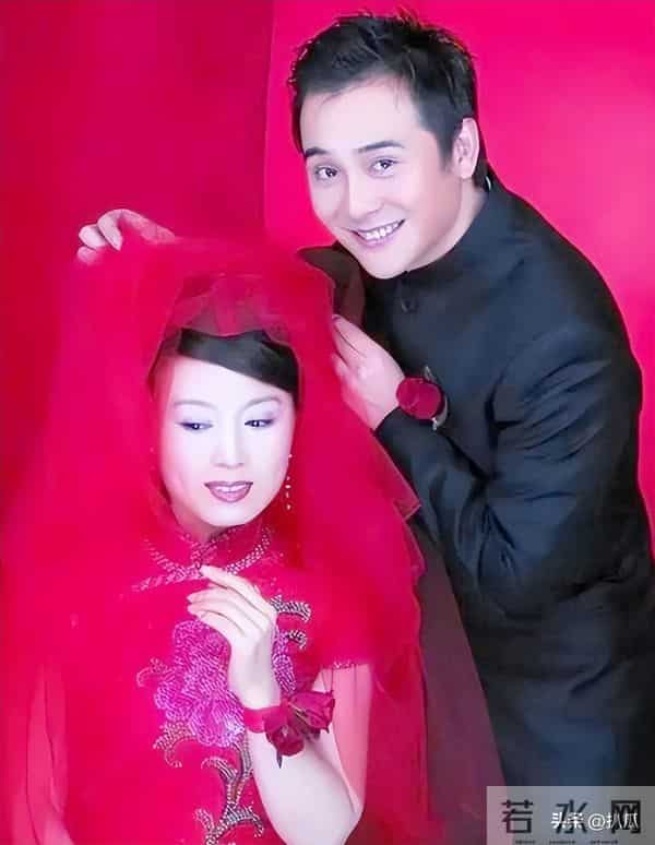 47岁嫁给32岁小演员，被骂“老牛吃嫩草”，时间却给了完美的答卷