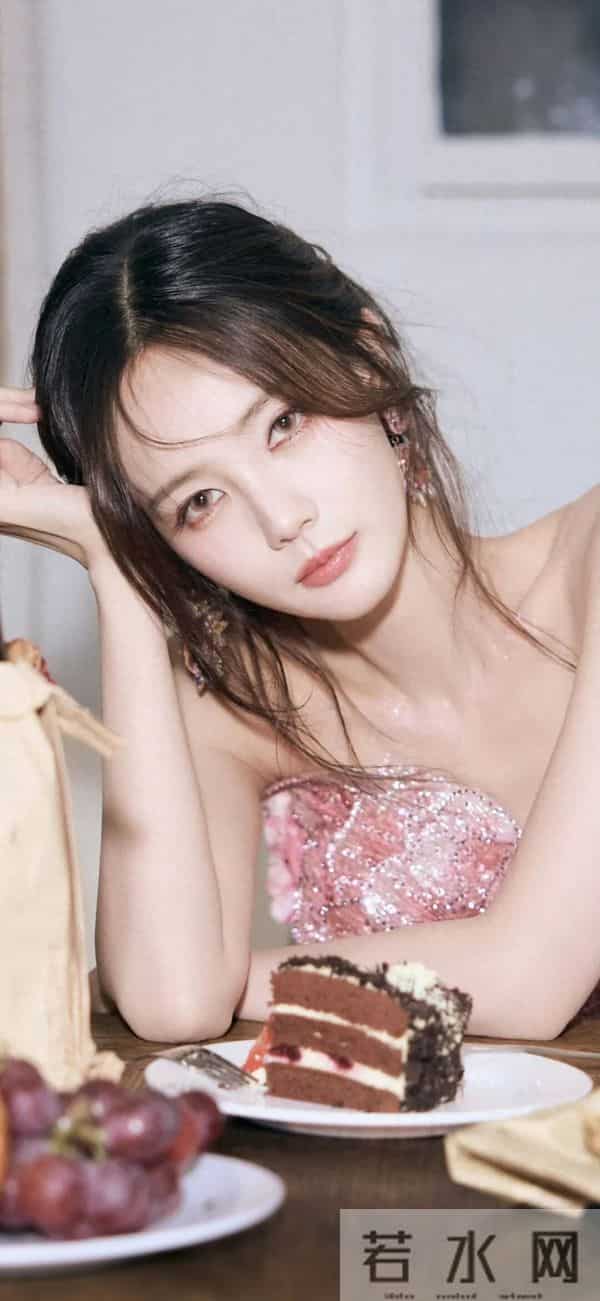 李一桐｜粉裙鱼鳞裙封神！新剧路透美翻+怼脸生图扛打