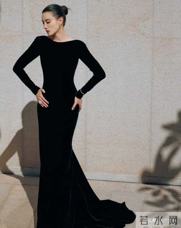 45岁宋佳二封金鸡影后，穿黑色礼服裙拍宣传照优雅迷人