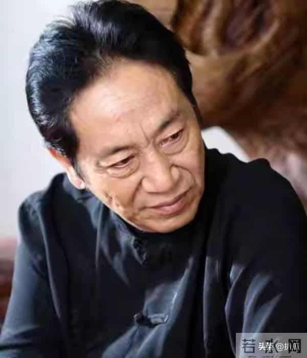 “老夫少妻”的残酷暴露无遗，王奎荣尽显老态，妻子依旧容颜娇美