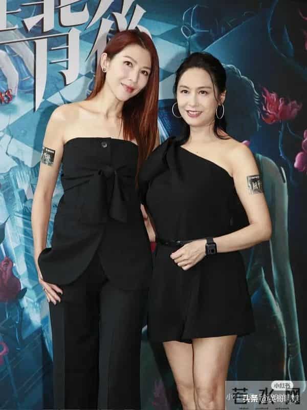 52岁蔡少芬街头被偶遇，红色长发似少女，老年斑还是藏不住