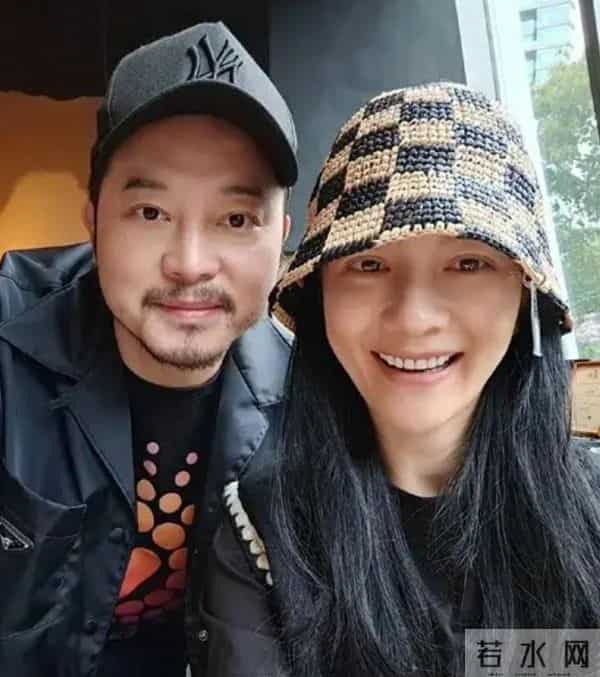 沙溢“亲脸”惹争议，宋雨琦后仰救场，同是已婚郑恺做法值得点赞