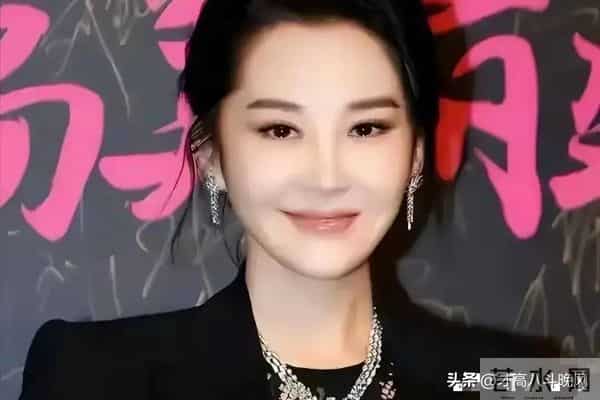 关之琳老了，林青霞老了，陈红也老了，唯有56岁的她看起来像36岁