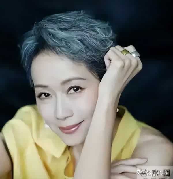 真相了！叶童真能忍，老公8次出轨不离婚，亲哥当保安也不搭手