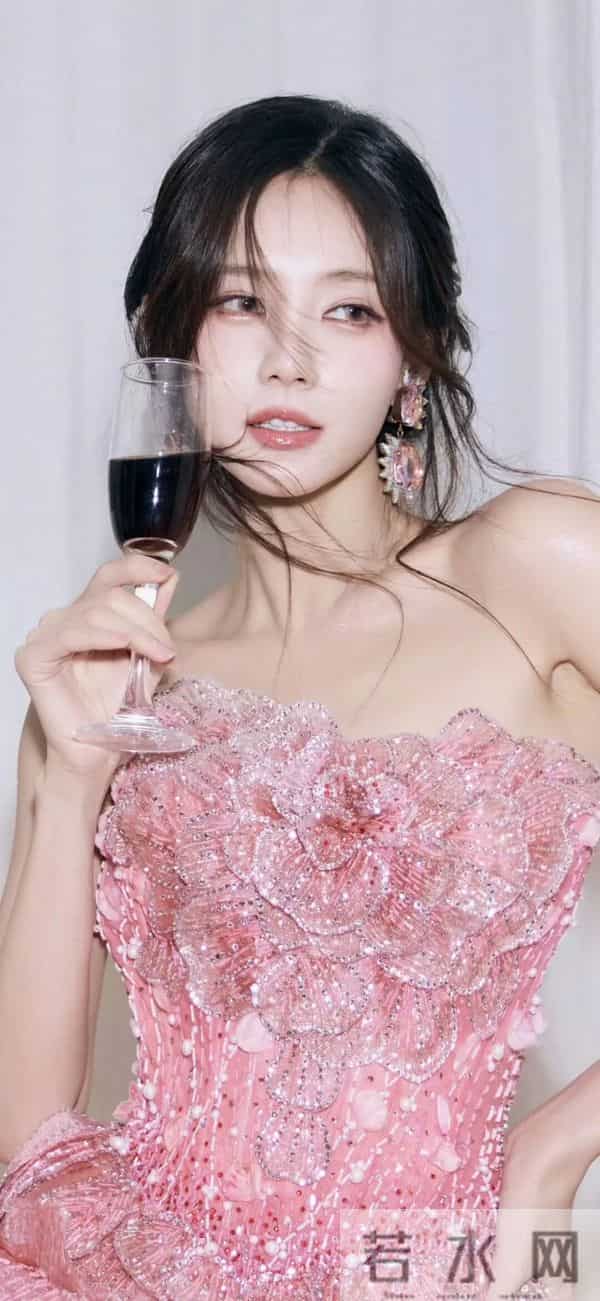 李一桐｜粉裙鱼鳞裙封神！新剧路透美翻+怼脸生图扛打