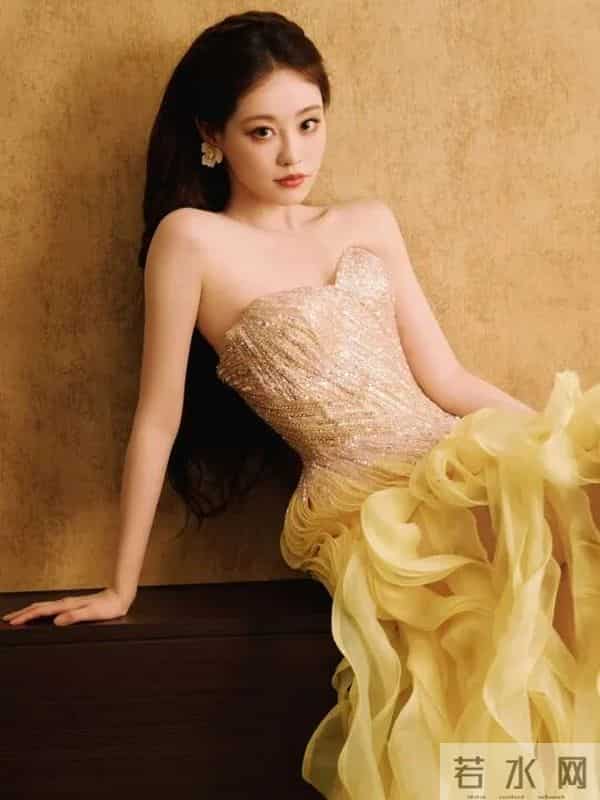 祝绪丹｜鎏金黄裙美出圈！抹胸碎钻裙尽显优雅氛围感