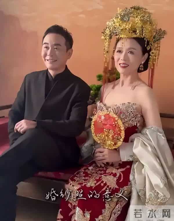 47岁嫁给32岁小演员，被骂“老牛吃嫩草”，时间却给了完美的答卷