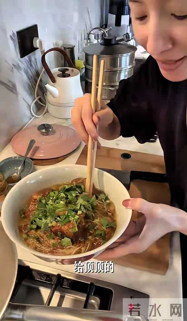 45岁董洁定居北京生活曝光,不用保姆不通暖气,一日三餐亲力亲为