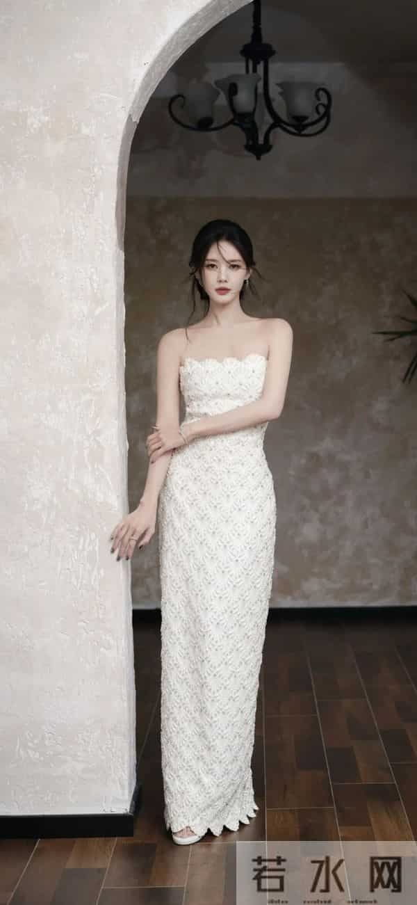 李一桐｜珍珠白裙封神！编发造型+萌系互动杀疯热搜