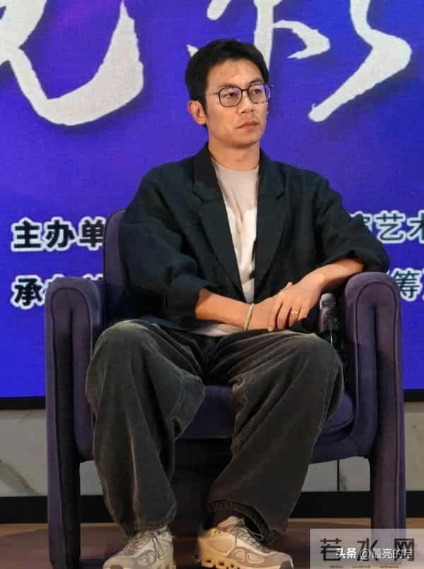 硬汉朱亚文现在面相都变了,很清冷 判若两人,是真正的实力派演员