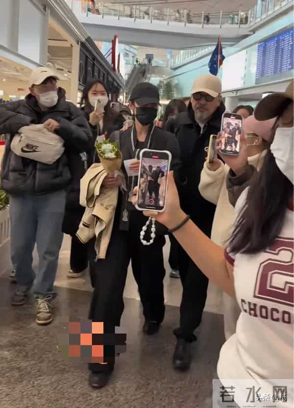 机场偶遇李建斌夫妇，胡子花白全程搂妻子肩，蒋勤勤身材窈窕依旧